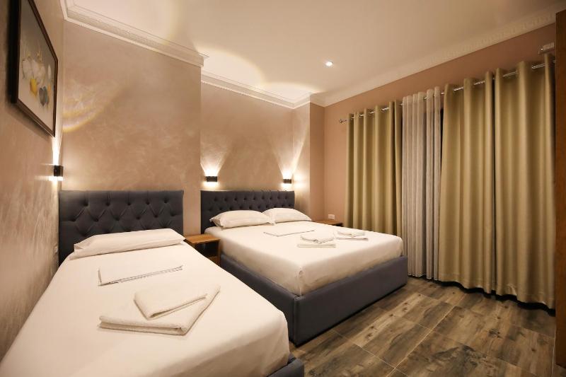 Triple Room with Balcony image 2