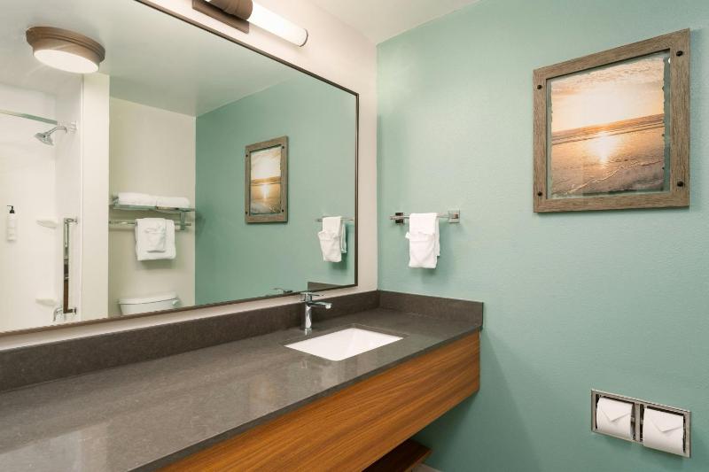 Suite with Two Double Beds and Sofa Bed - Hearing Accessible image 4