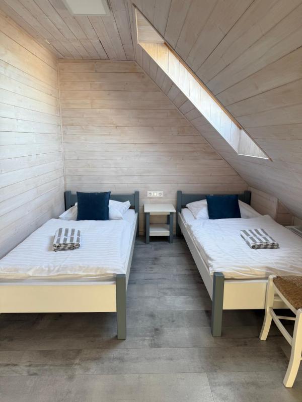 Standard Twin Room image 4
