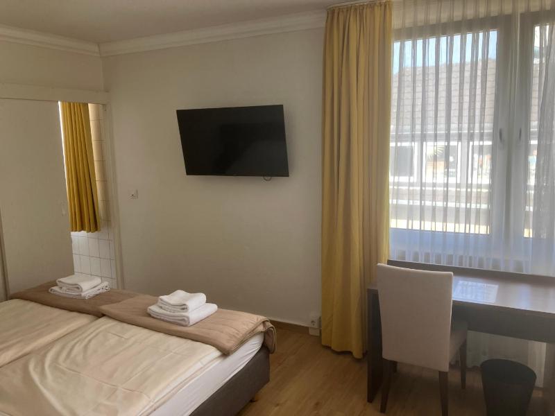 Large Double Room image 1