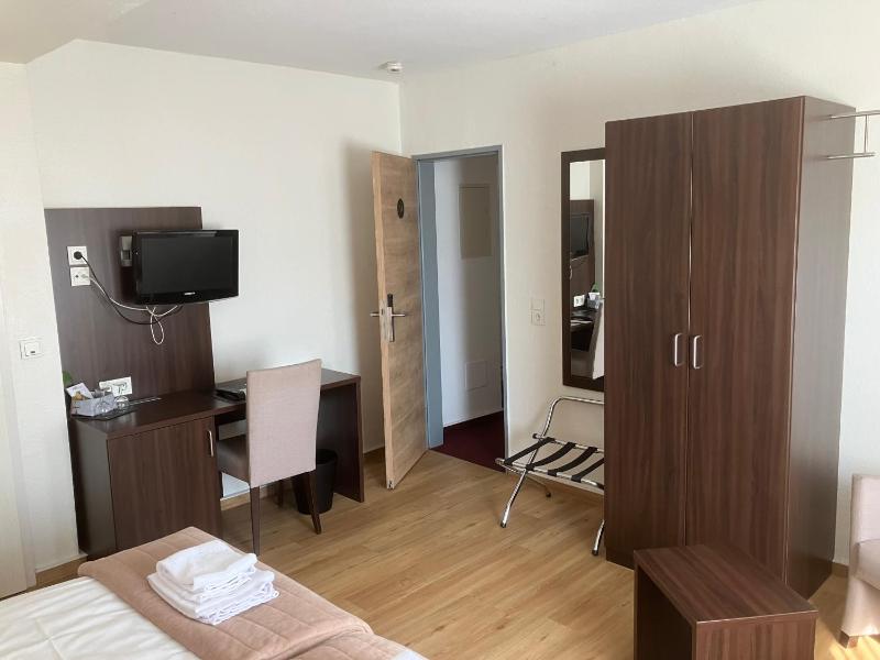 Double Room image 4