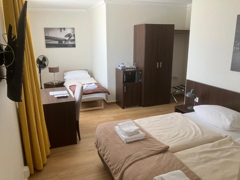 Large Double Room image 3