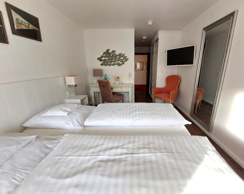 Double Room image 4