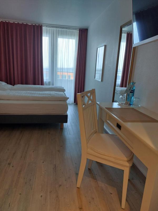 Double Room - West-Facing image 3