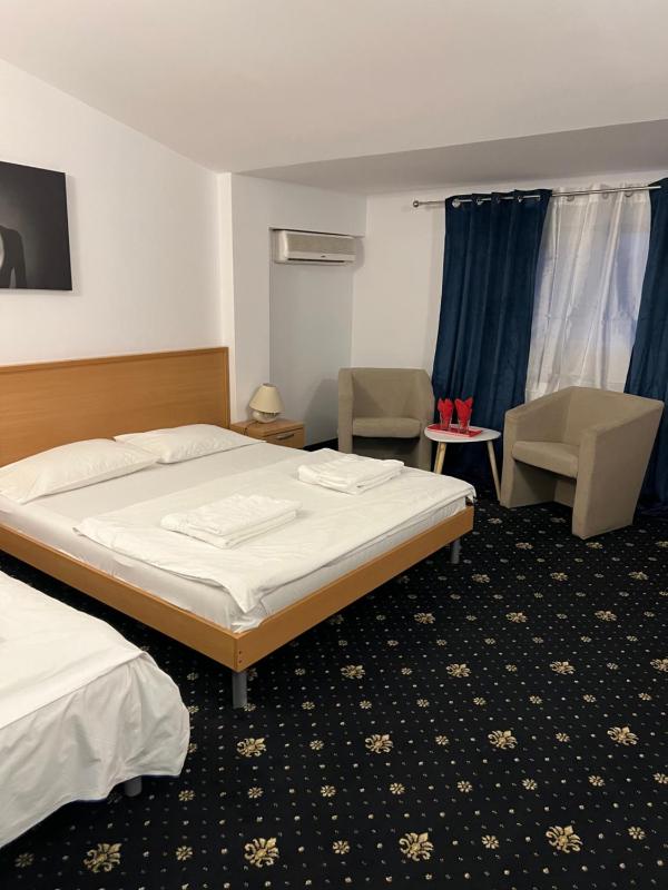 Standard Twin Room image 3