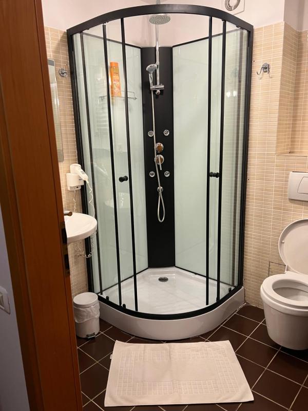 Standard Twin Room image 4