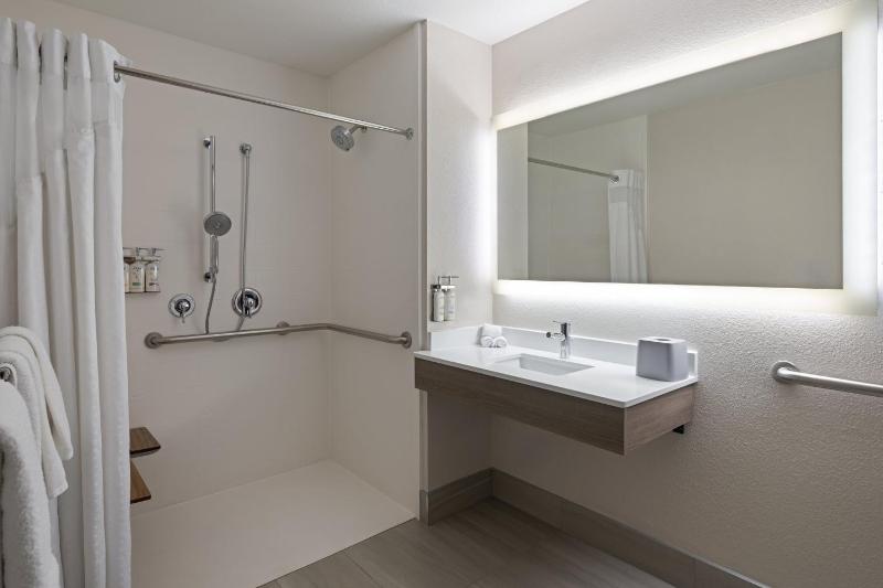 Queen Room with Roll-in Shower - Communications Access image 2