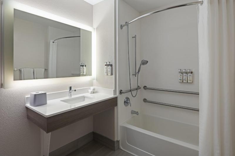 Queen Room - Communications Access image 2
