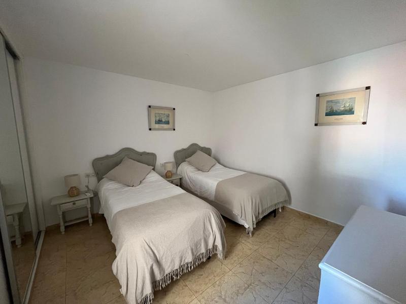 Lovely 2 bedroom apartment near the beach - image 12