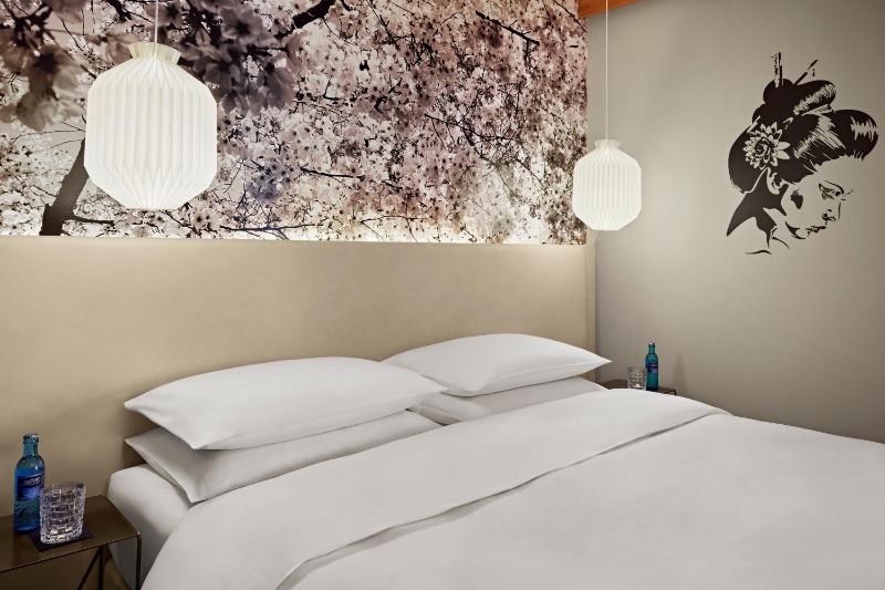 Queen Room with City View image 3