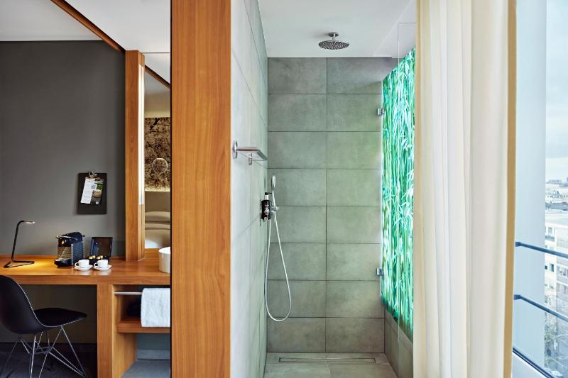 Deluxe Queen Room image 3