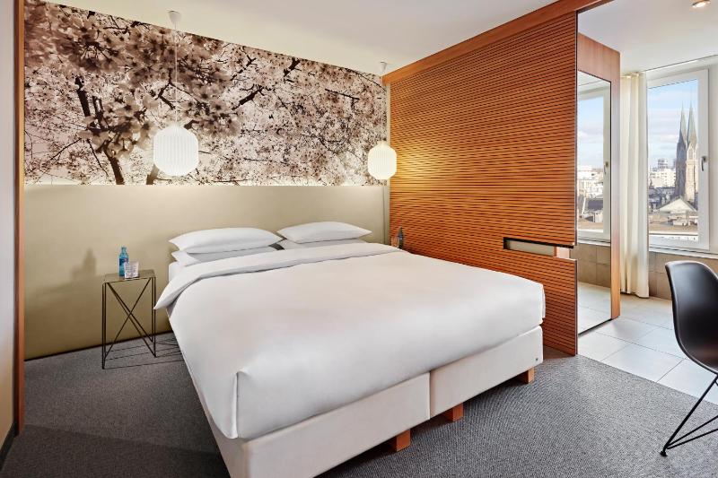 King Room with City View image 2