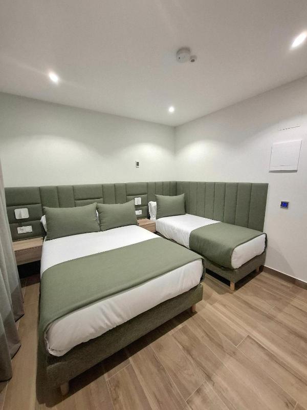 Triple Room with Private Bathroom image 3