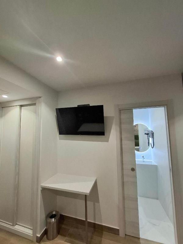 Quadruple Room with Private Bathroom image 3