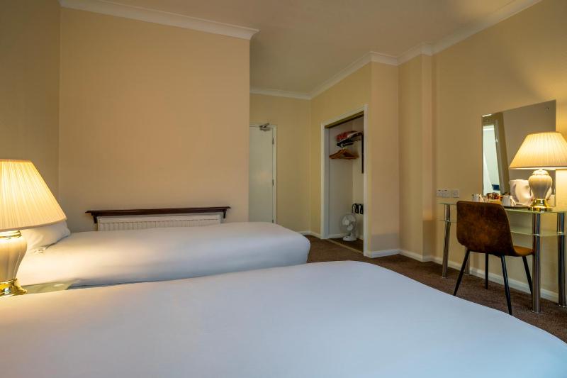 Twin Room image 4