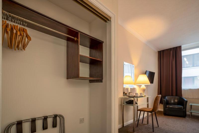 Twin Room image 3