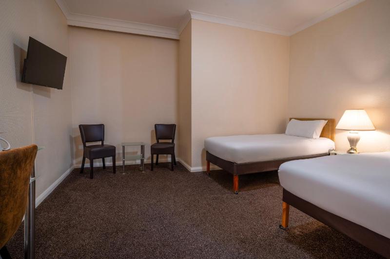 Twin Room (No Windows) image 3