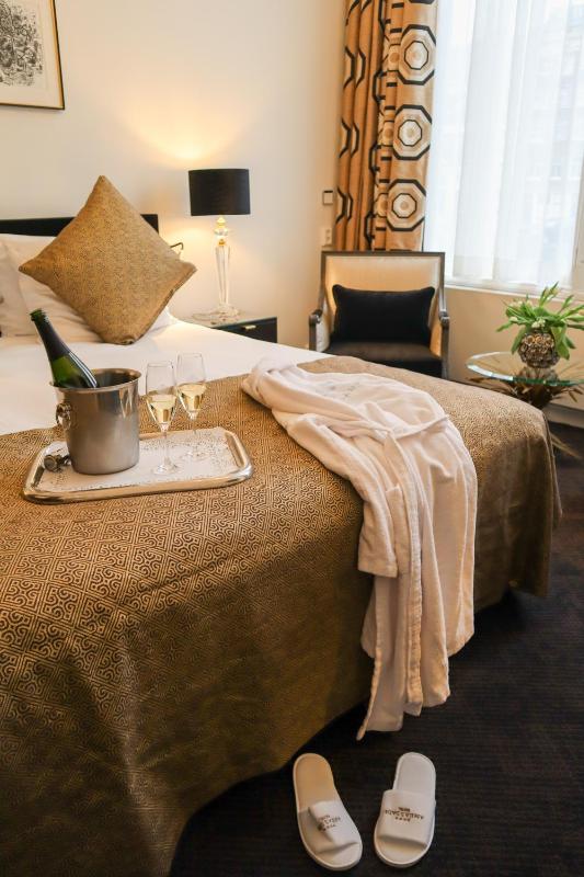 Superior Deluxe Double Room with Canal View image 3