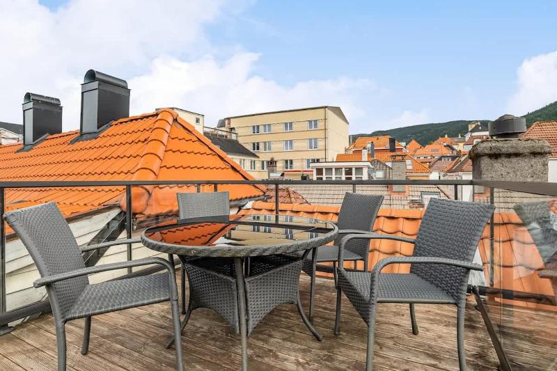 Dinbnb Apartments I Historical Two-Floor Apartment with Rooftop Panorama I 1645 Heritage - image 8
