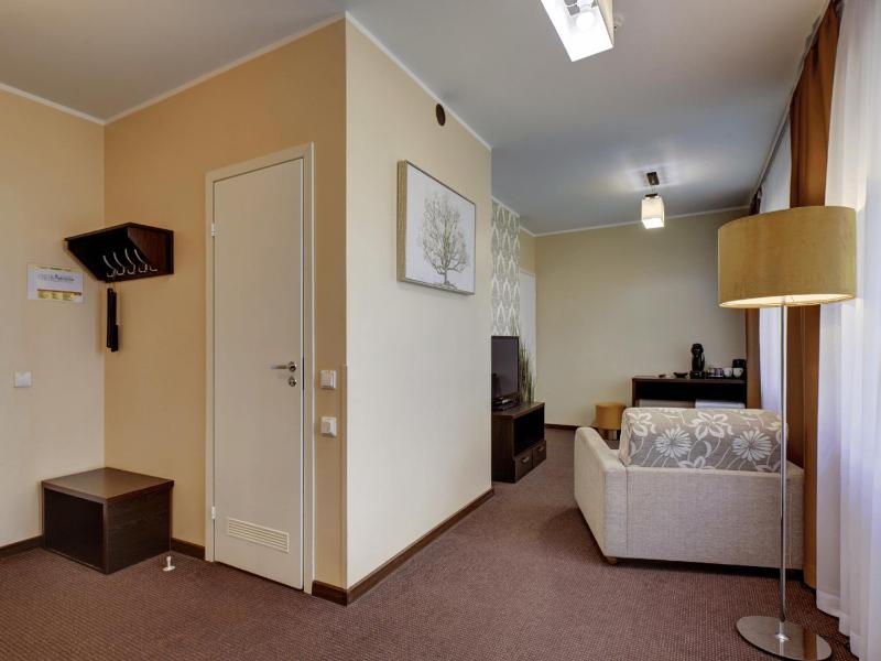 Deluxe Family Room image 3