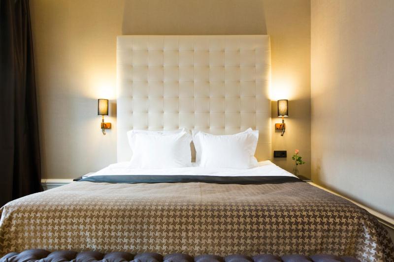 Deluxe King Room image 3