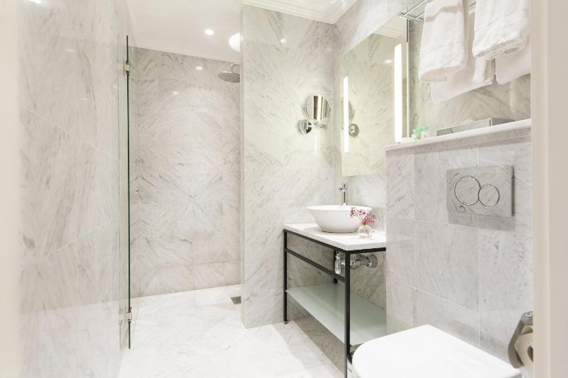 Deluxe King Room image 2