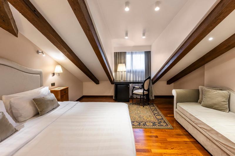 Deluxe Triple Room image 2