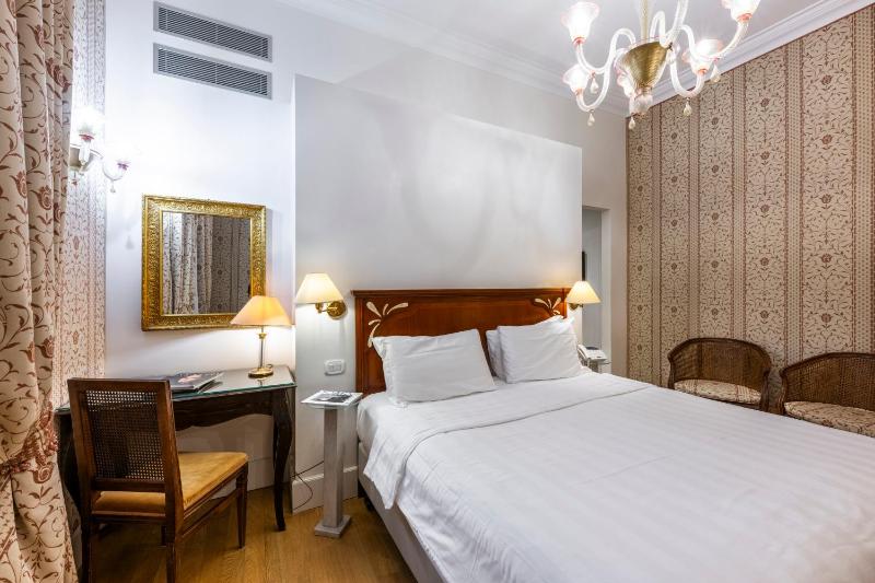 Deluxe Triple Room image 3