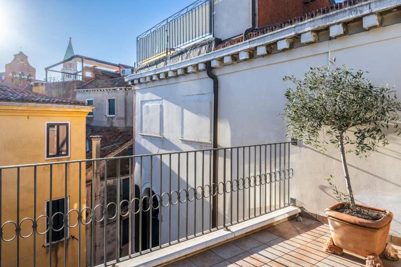 Double Room with Terrace and Canal View image 3