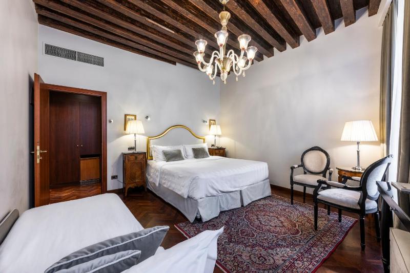 Junior Suite with Canal View image 1