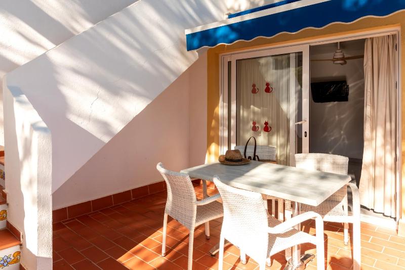 One-Bedroom Apartment with Air Conditioning (2 Adults + 2 Children) image 3