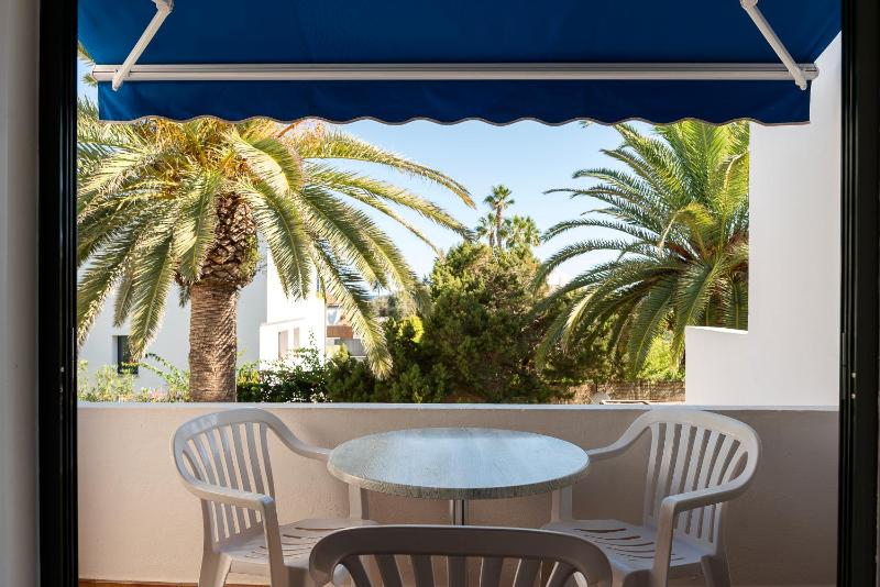 One-Bedroom Apartment (2 Adults + 2 Children) image 3