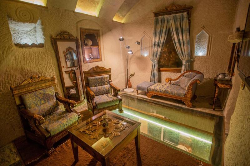 King Suite with Spa Bath image 1