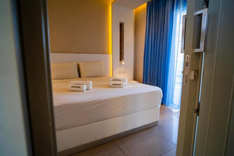 One-Bedroom Suite with Garden View image 3