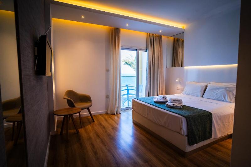 Double Room with Balcony image 4