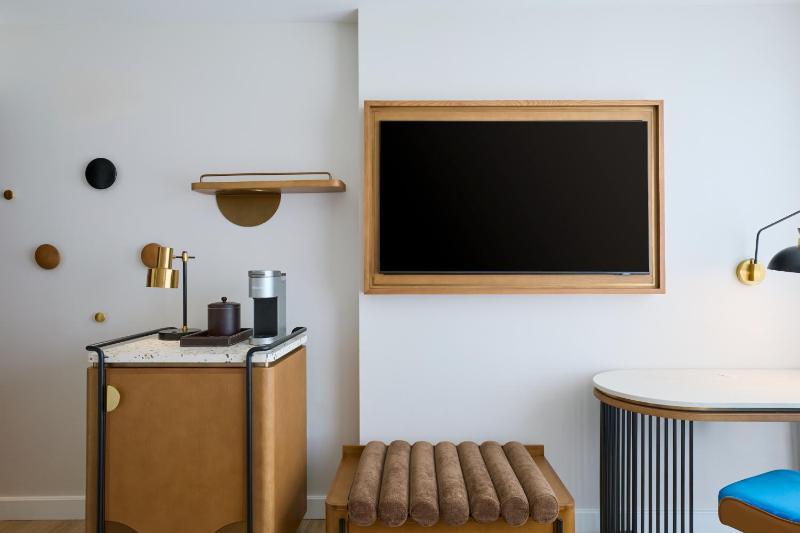 Deluxe King Room image 3