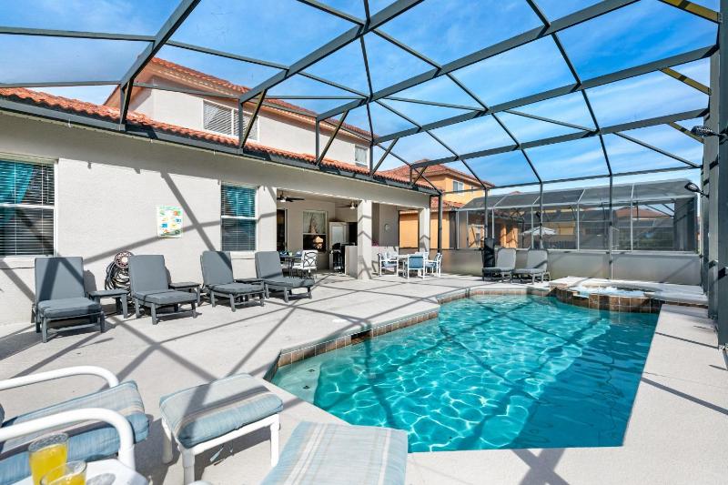 Gorgeous Davenport 5 Bed Villa with Pool Hot Tub - image 8