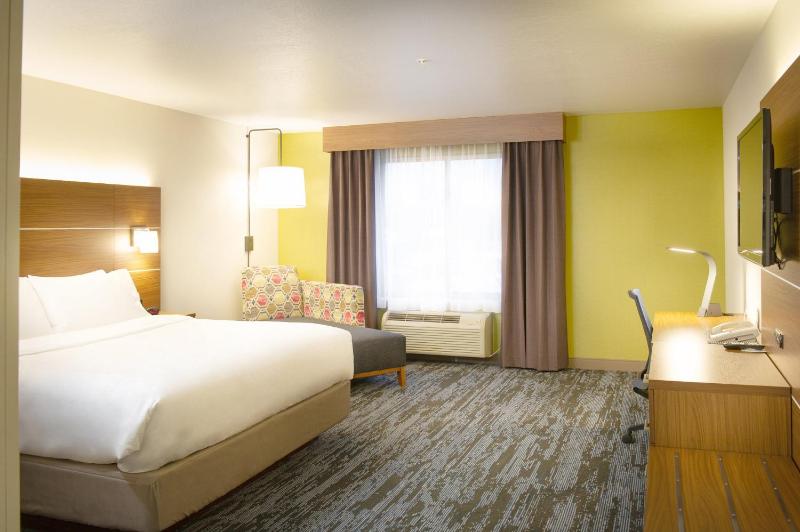 Standard King Room image 3