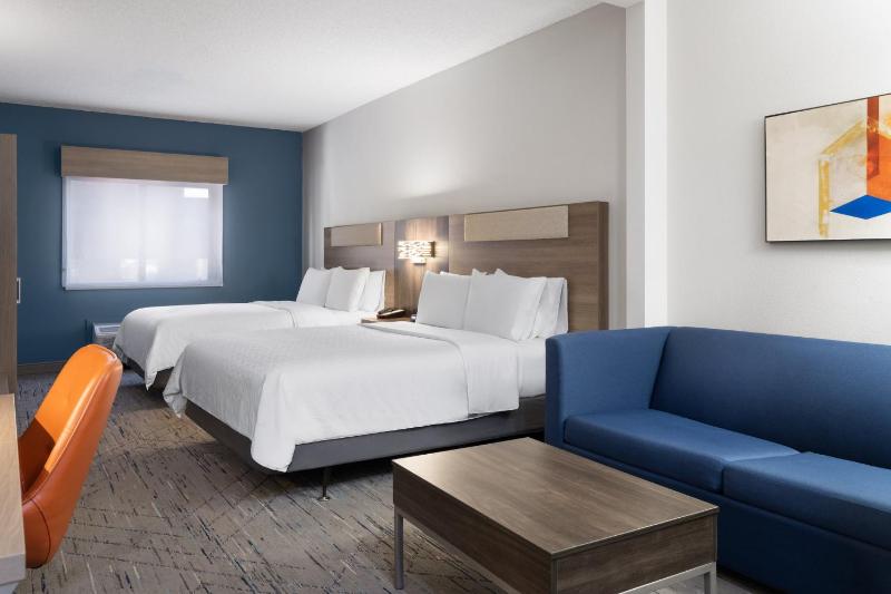 Standard Queen Room with Two Queen Beds and Tub - Communications Accessible image 4