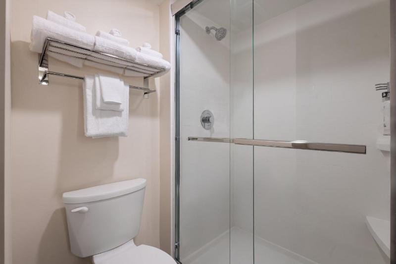 Standard King Room image 4
