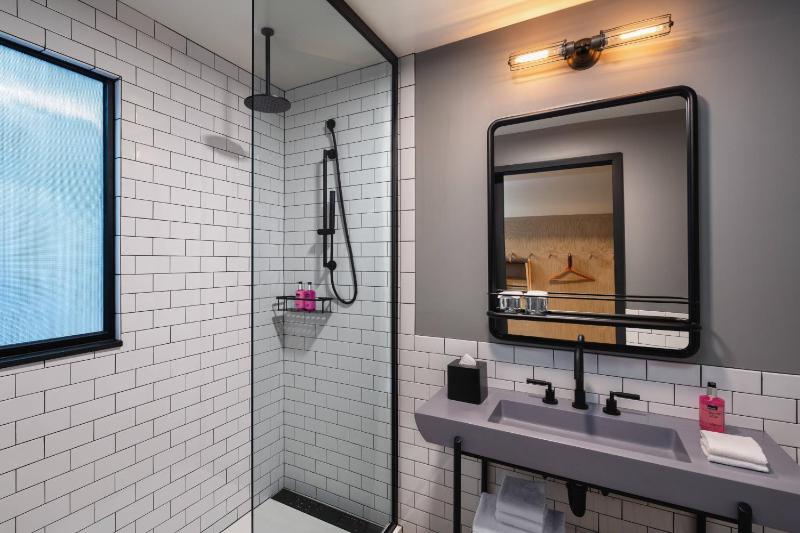 Moxy Minneapolis Downtown - image 15