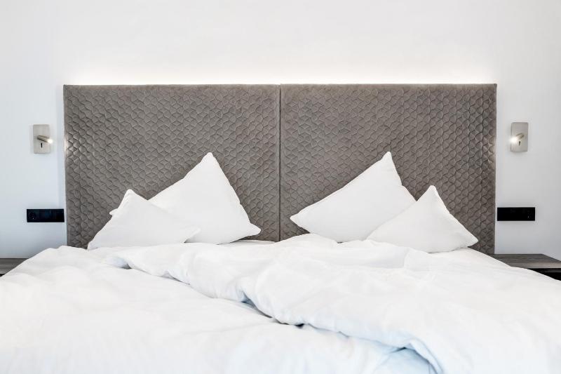 Deluxe Double Room with Balcony image 2