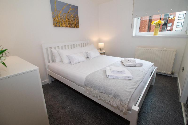 Two-Bedroom Apartment with Balcony - 87 Dunlop Street, G1 4EU image 1