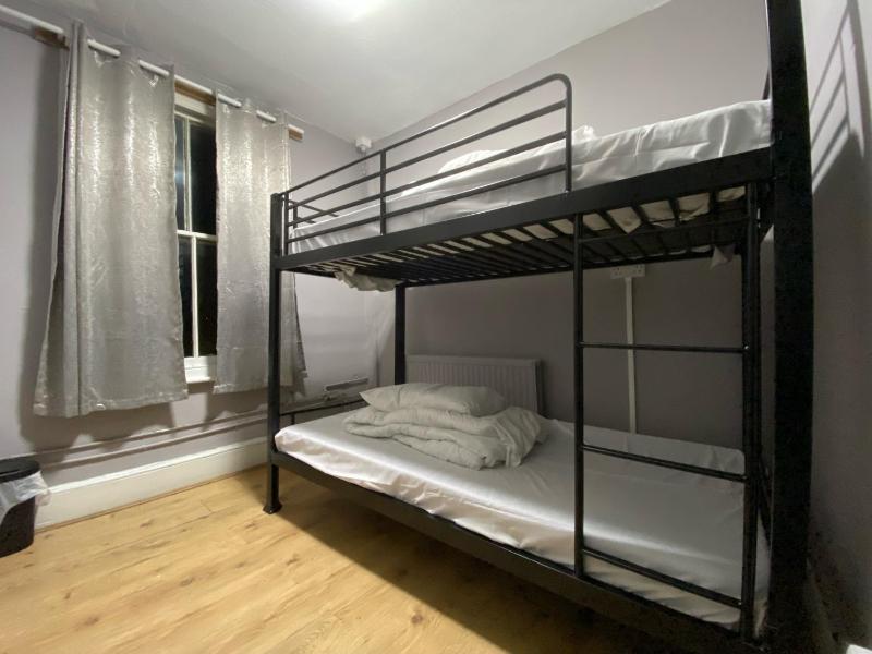 Budget Twin Room image 2