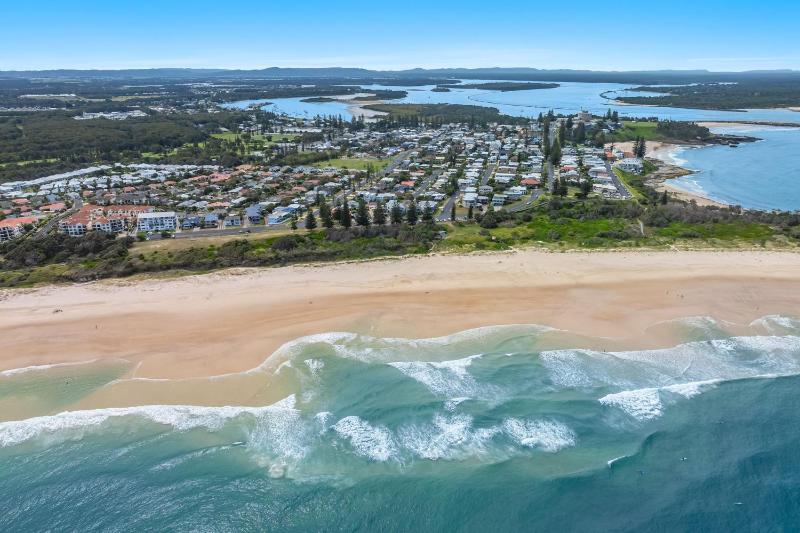 LA Ronde 4 - Beachfront Apartment Steps from Pippi Beach - Holiday Yamba - image 6