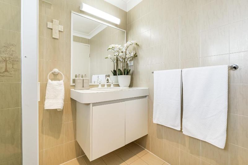 LA Ronde 4 - Beachfront Apartment Steps from Pippi Beach - Holiday Yamba - image 5