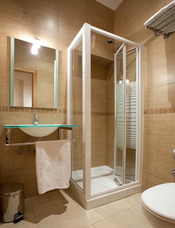 Standard Double Room image 3