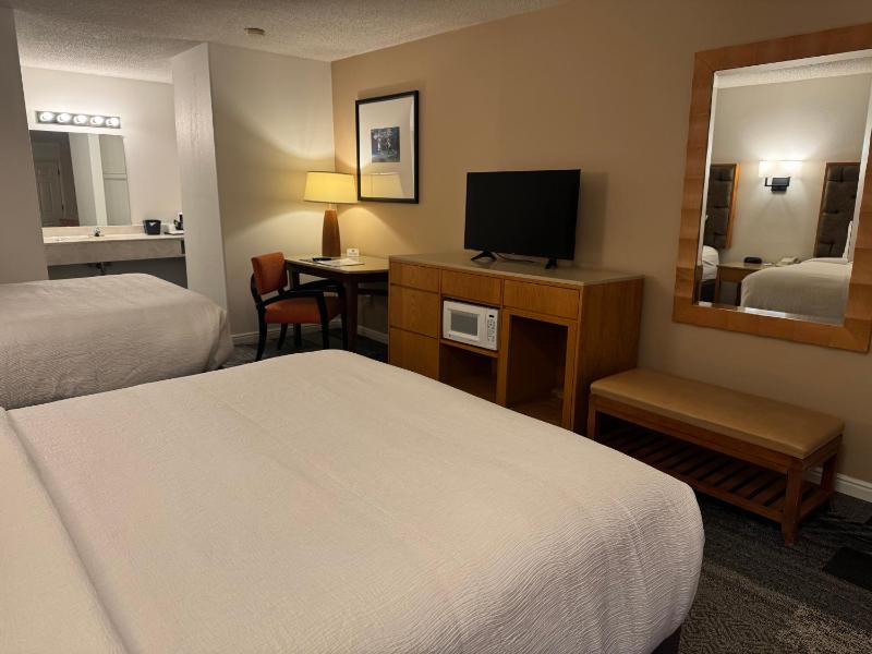 Standard Room with Two Queen Beds No Pets image 4