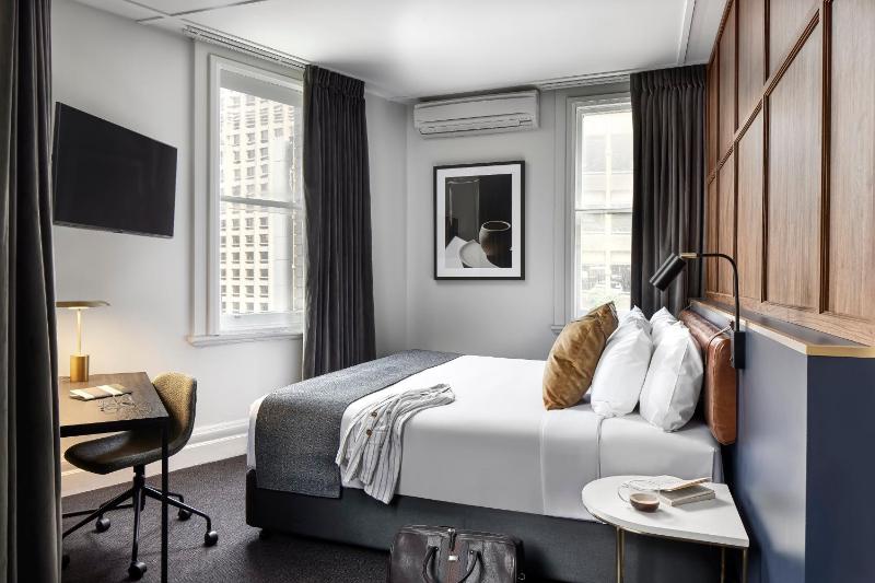  Junior Suite King or Twin image 1