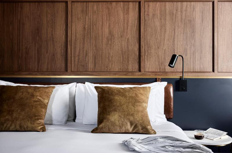  Junior Suite King or Twin image 4